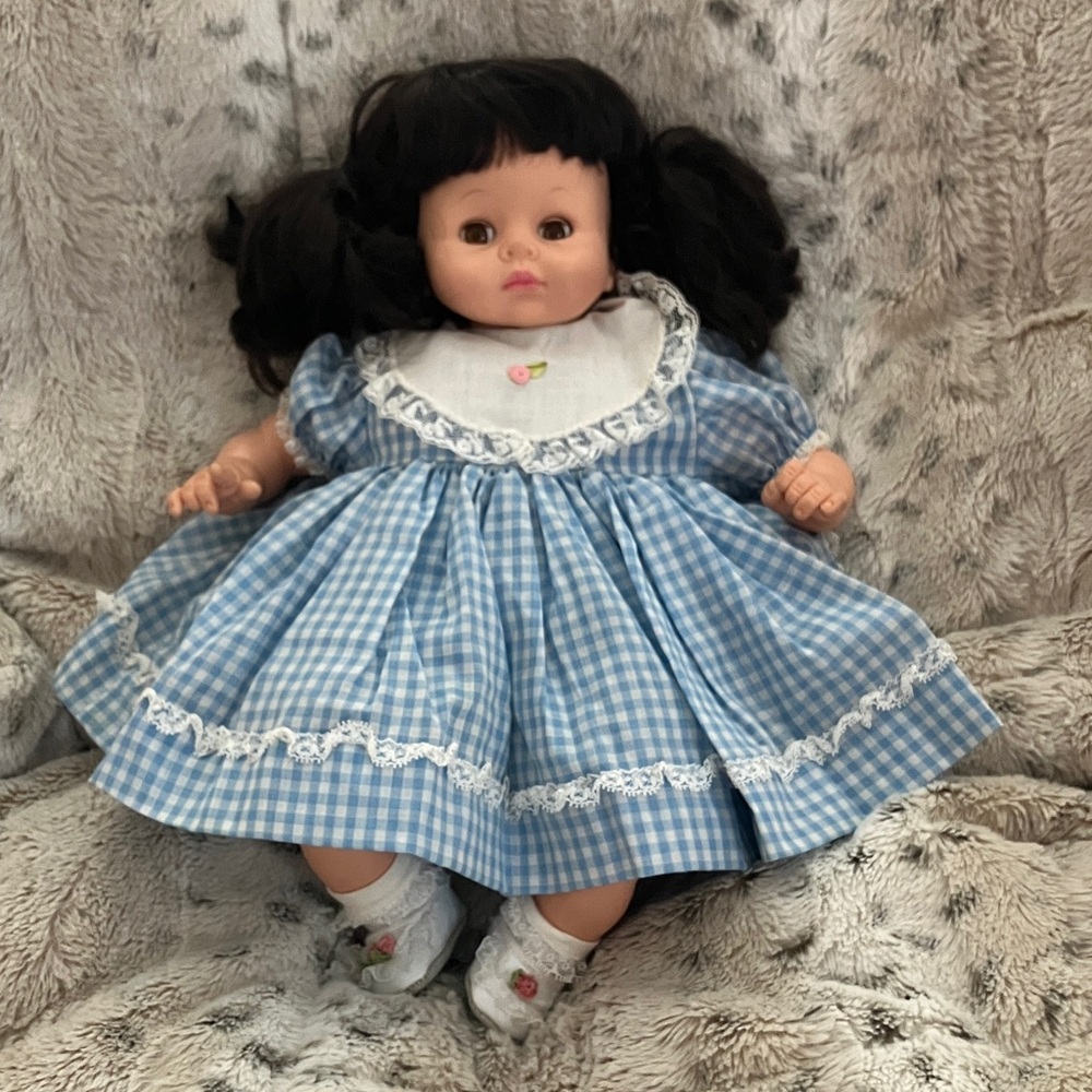 1977 madame Alexander pussycat doll 16 inch.brown hair brown eyes , blue dress